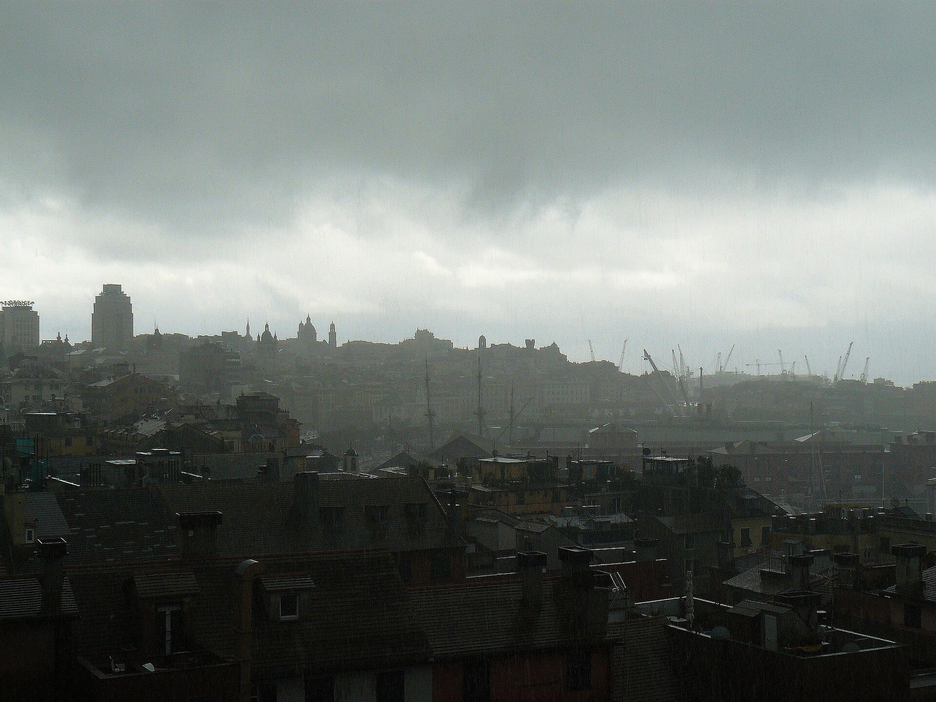 Panorama dello skyline di Genova, in direzione della Chiesa di Carignano, in una giornata di pioggia.
