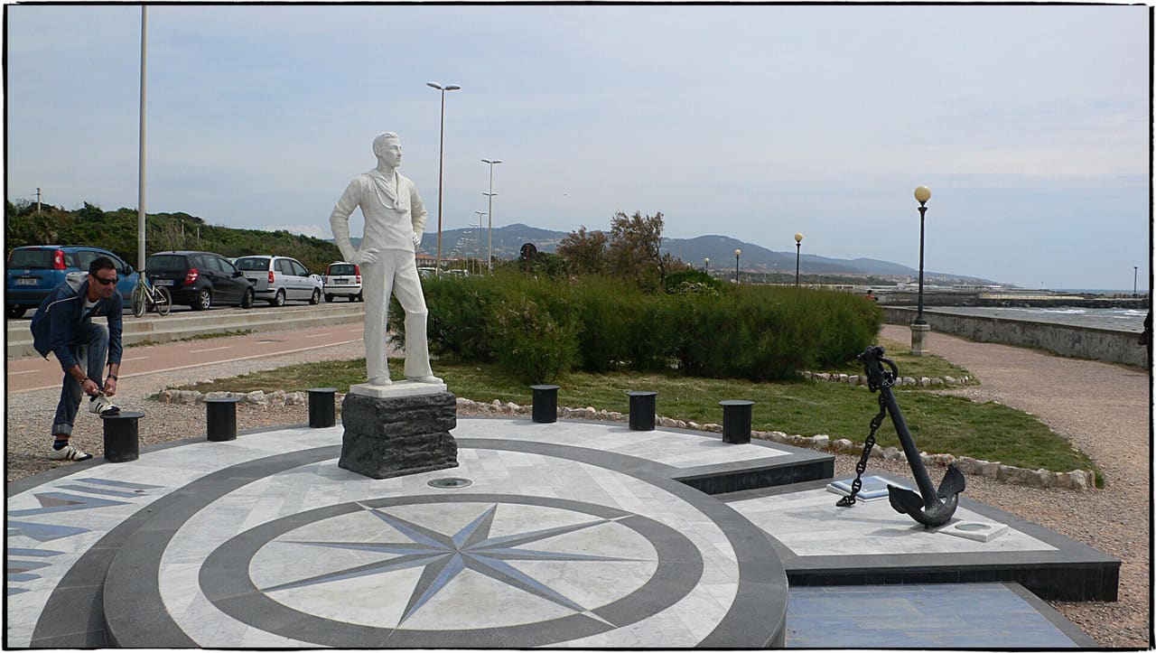 500px provided description: Looking The Skyline Livorno May 2014 [#city ,#people ,#italy ,#man ,#looking ,#skyline ,#outdoors ,#recreation]