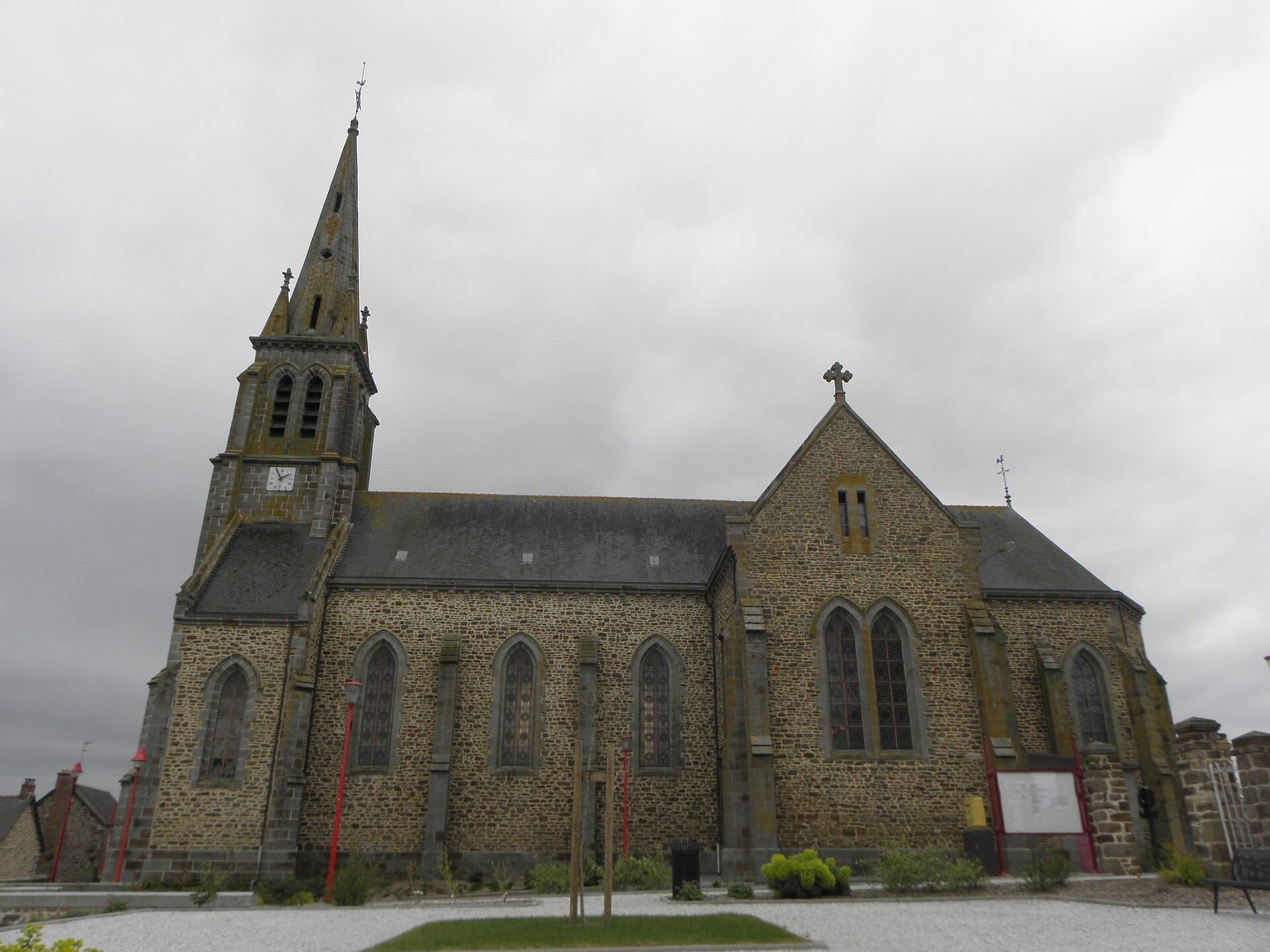 Église de Saint-Rémy-du-Plain (35). Vue latérale.