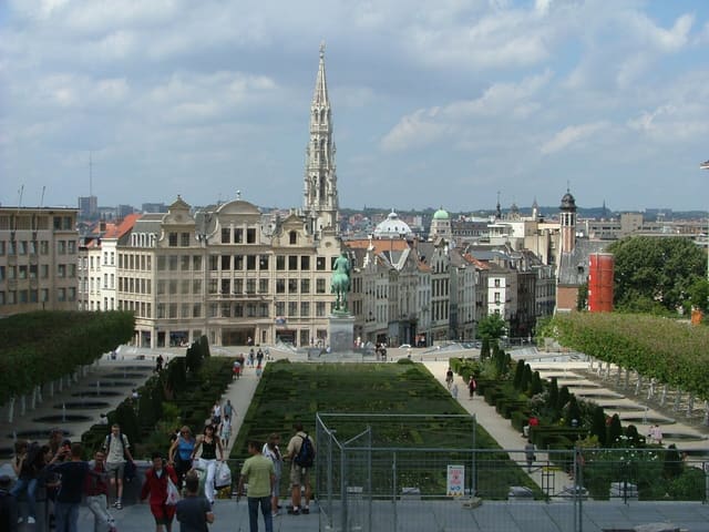 View on Brussels from the Kunstberg and view on the park and statue at the Kunstberg. Belgium, Bruxelles - Brussel, Pl: Belgia, Bruksela