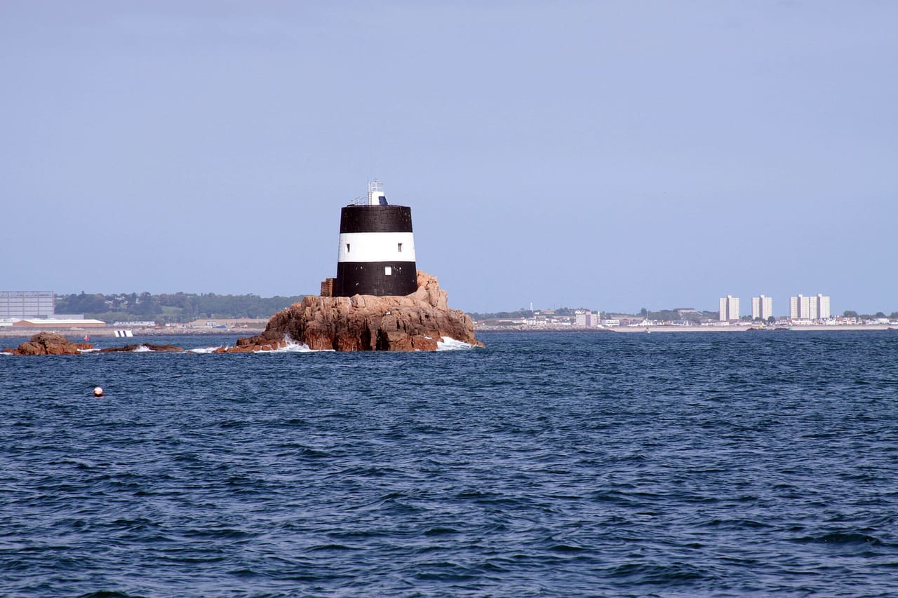 La Tou d'Vînde, Saint Brélade, auve en driéthe Saint Hélyi et l's înmeubl'yes des Mathais, Saint Cliément, Jèrri