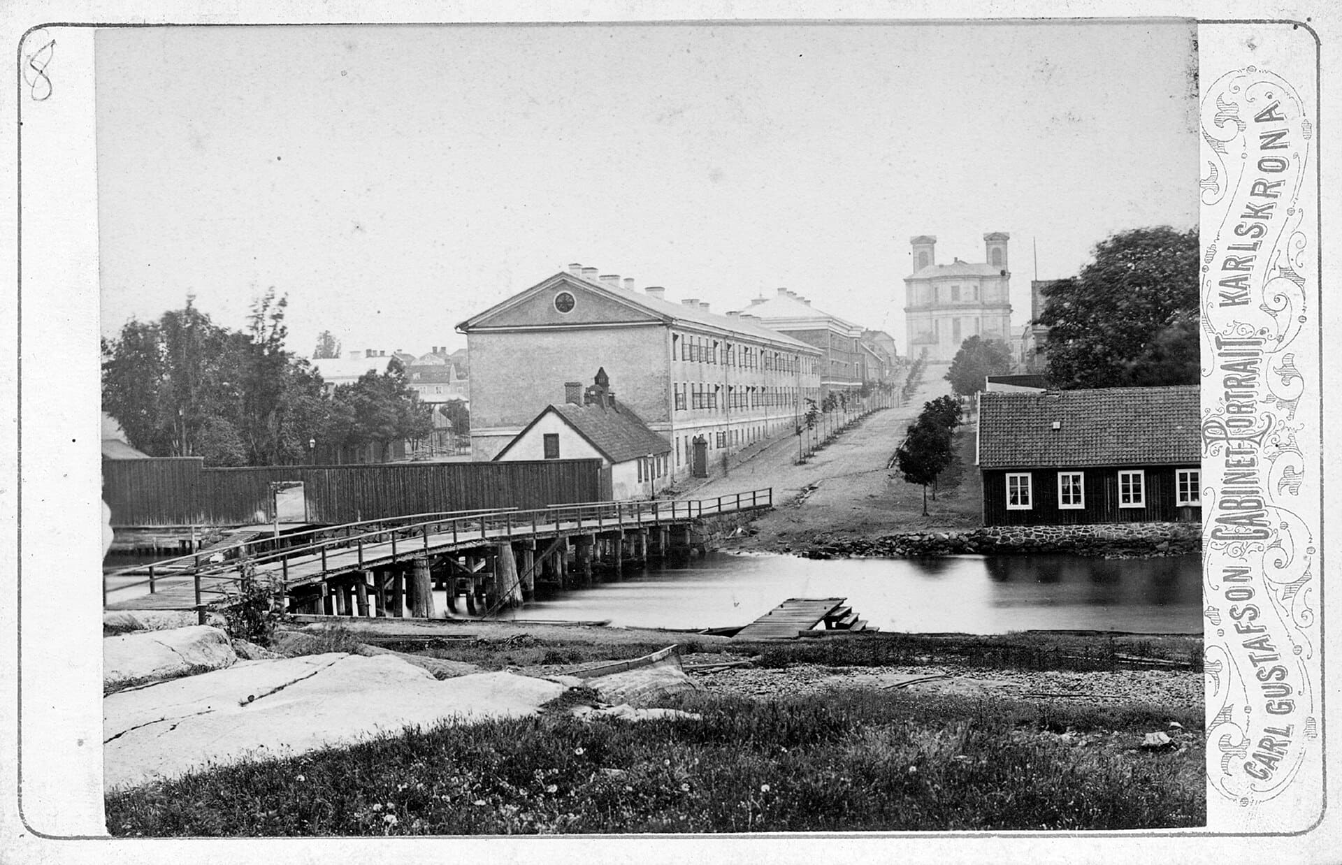 Kyrkogatan Karlskrona västerut från Stumholmen. Foto troligen 1880-tal.