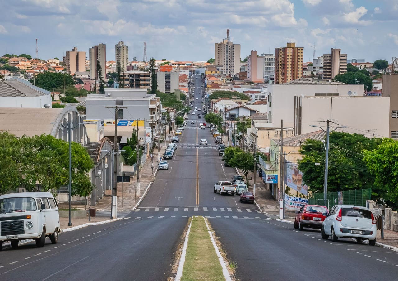 Explore the bustling city streets of Cornélio Procópio with its vibrant urban skyline and dynamic road life.