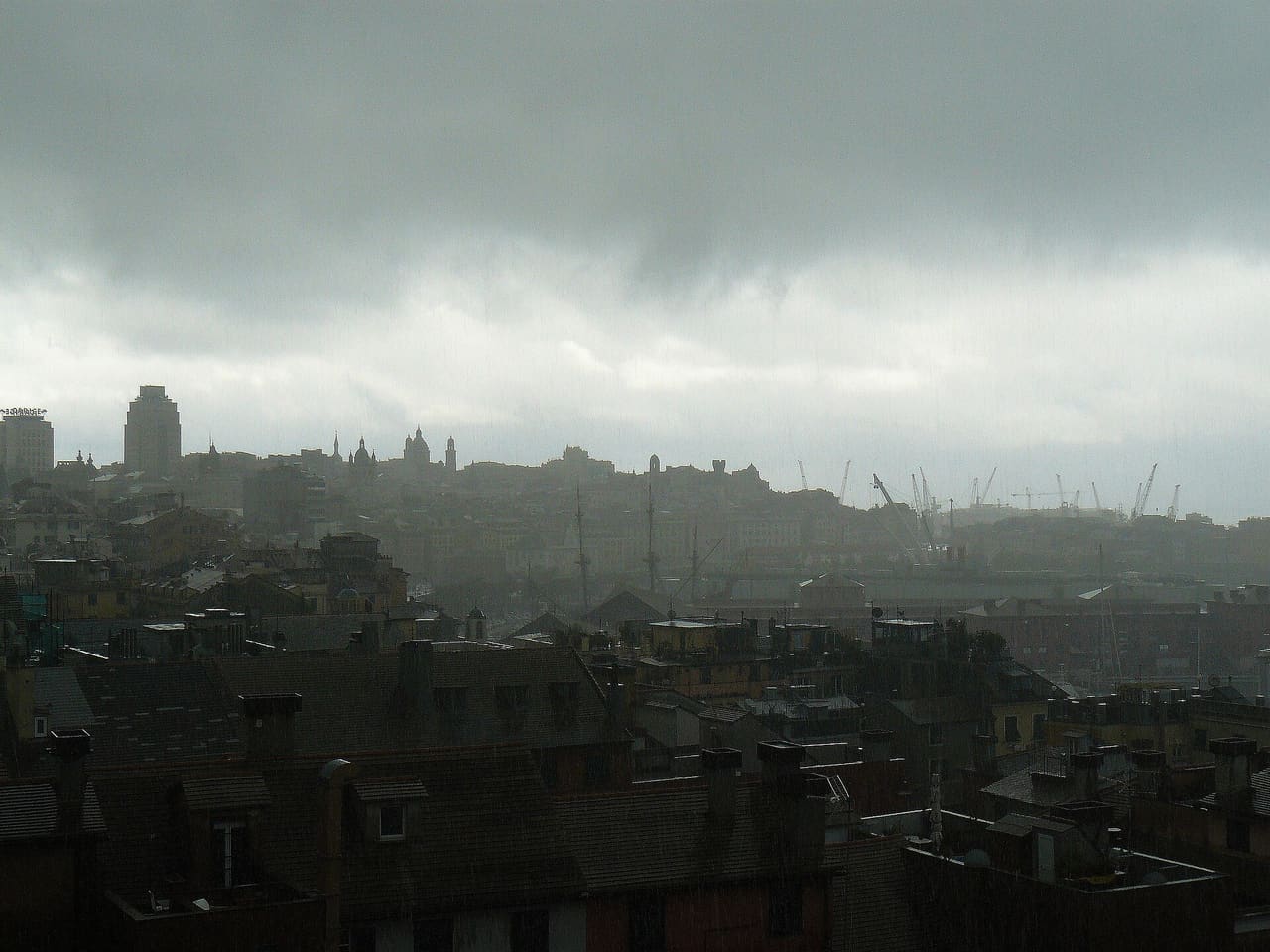 Panorama dello skyline di Genova, in direzione della Chiesa di Carignano, in una giornata di pioggia.