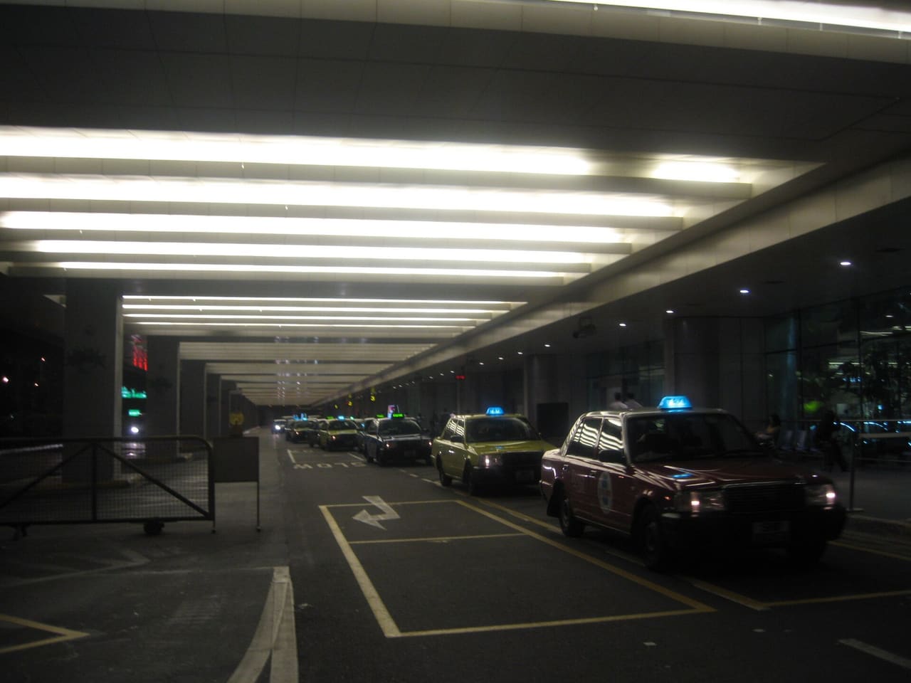 空港ターミナル前のタクシー乗り場