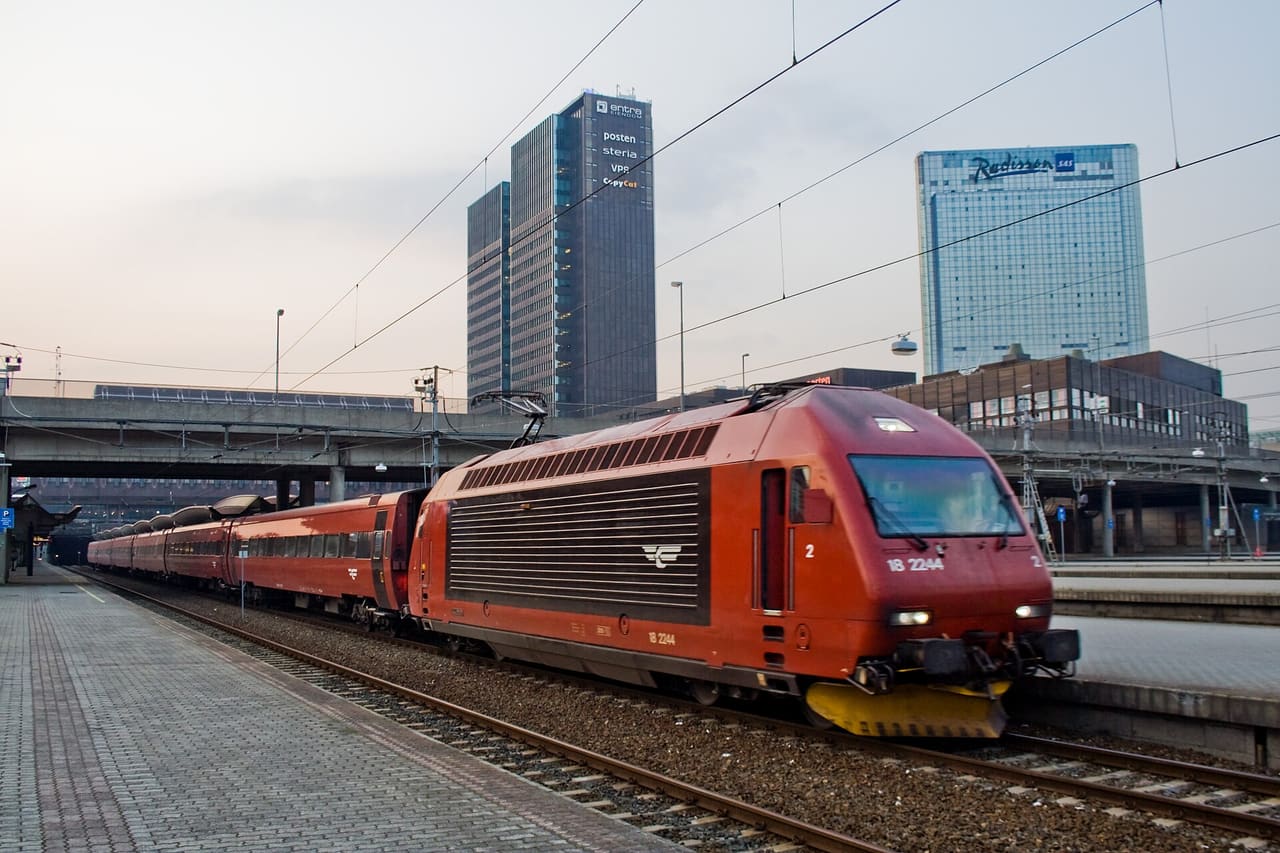 Norges Statsbaner El 18 and B7 cars at Oslo Central Station