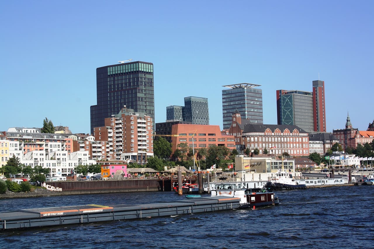 Die Neue Skyline von Hamburg, alias Hafenkrone - mit Empire Riverside Hotel, DWI-Turm und Atlantic-Haus, im Hintergrund die Tango-Türme an der Reeperbahn