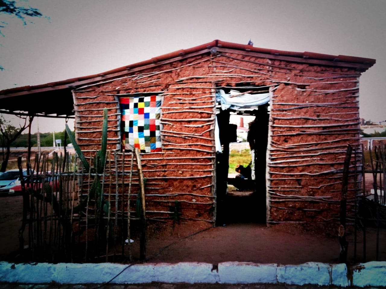Casa de Taipa do poeta e cordelista assuense Paulo Varela. Aqui montada na área da 12ª Festa do Bode no parque Armando Buá em Mossoró, Rio Grande do Norte. Obs. Fotografia feita com a câmera do iPhone e utilizando um emulador Lomo.