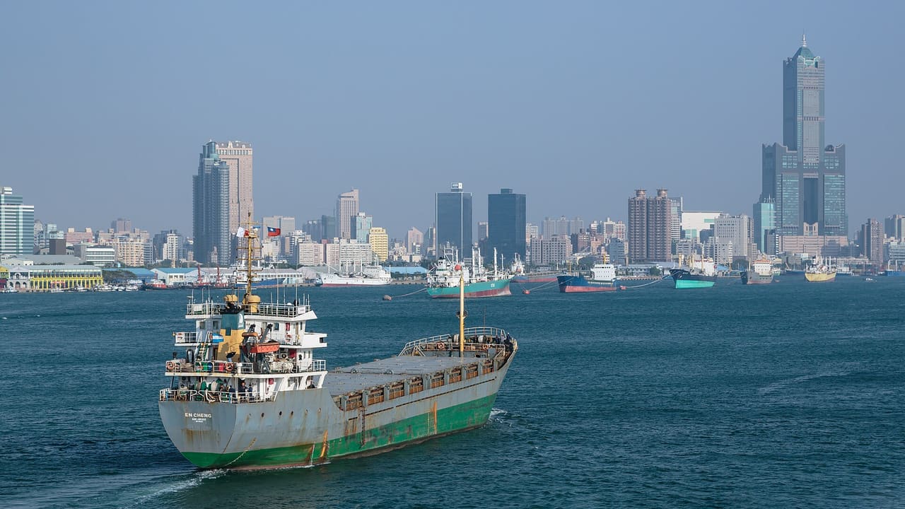 Kaohsiung, Taiwan: Cargo ship En Cheng entering the harbour of Kaohsiung.