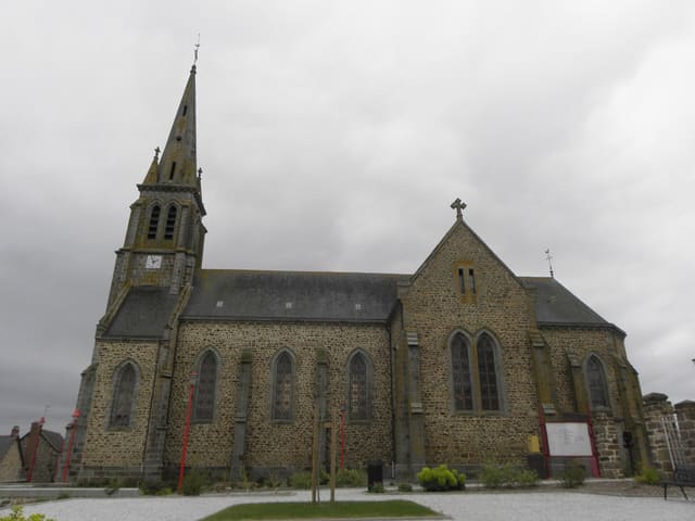 Église de Saint-Rémy-du-Plain (35). Vue latérale.