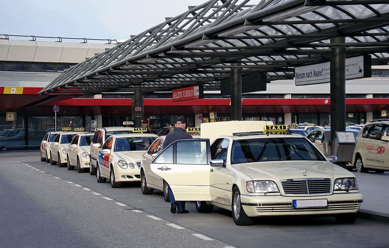 Ein Taxistand vor einem Flughafenterminal