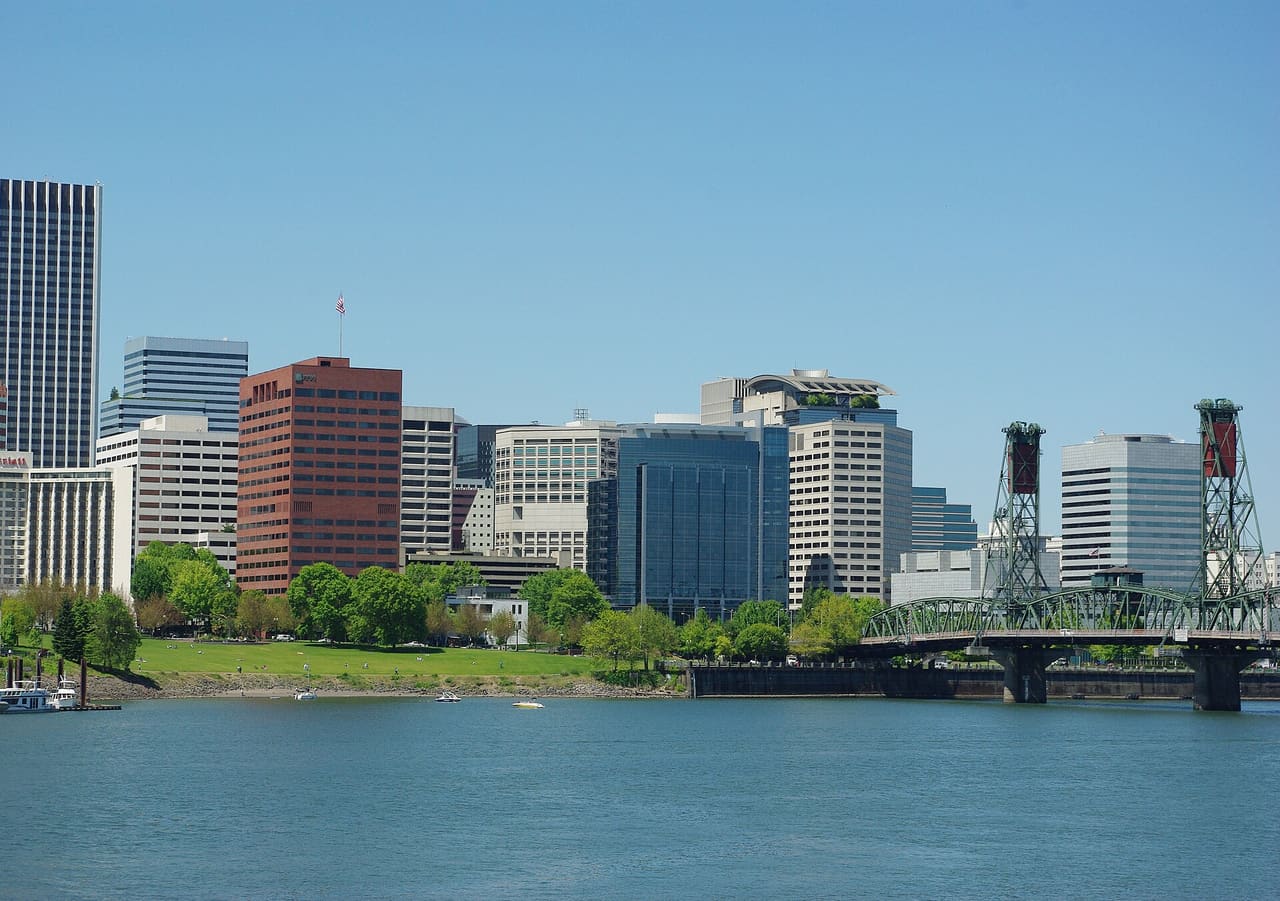 Southern end of Downtown w:Portland, Oregon. Wells Fargo Tower is tallest building on left edge, orange brick building is the Umpqua Bank Plaza; Hawthorne Bridge on right.