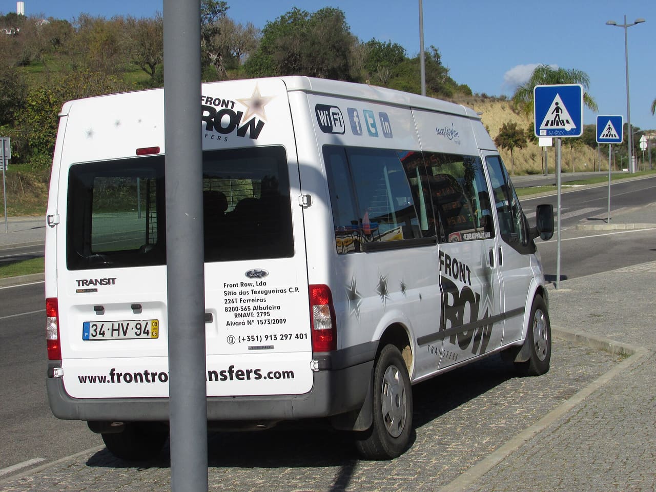 Ein Taxistand vor einem Flughafenterminal