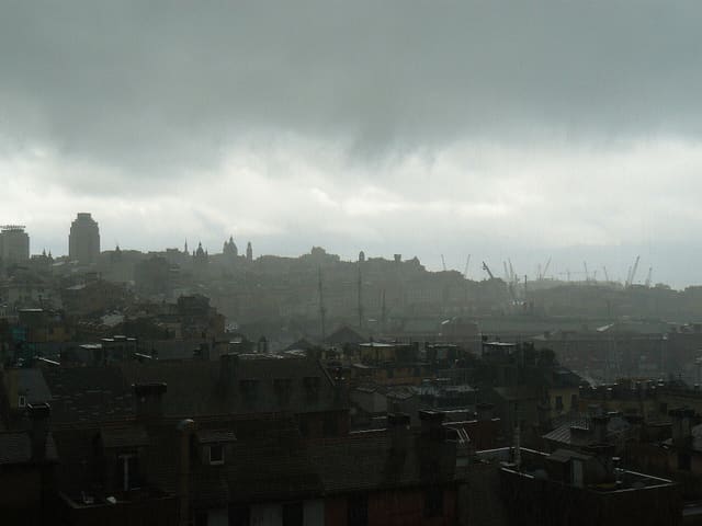 Panorama dello skyline di Genova, in direzione della Chiesa di Carignano, in una giornata di pioggia.