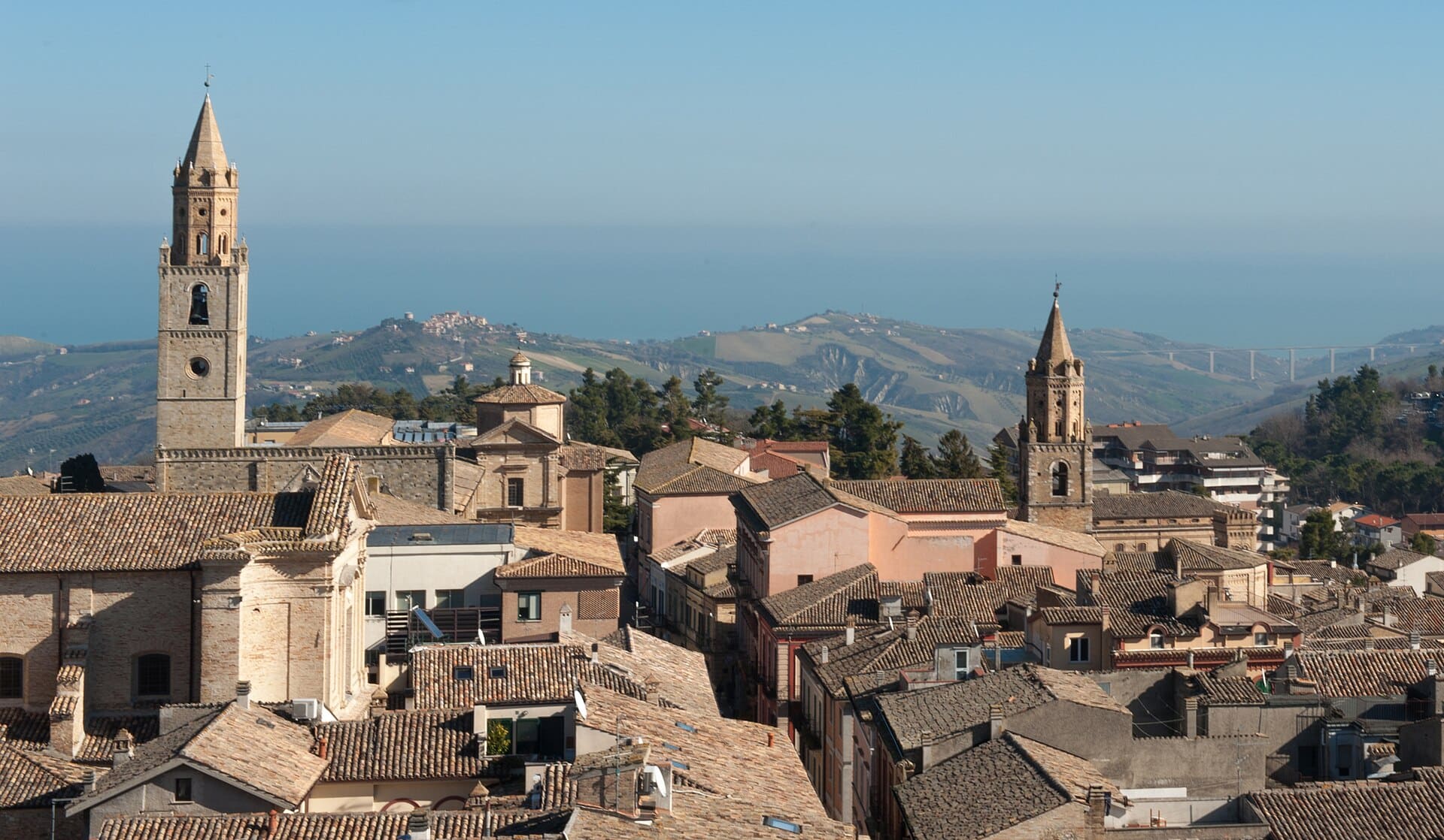 Atri. Nella foto si evidenziano i campanili del Duomo e quello della chiesta di S. Agostino (quest'uomo a ripetere, in dimensioni minori, quello principale)