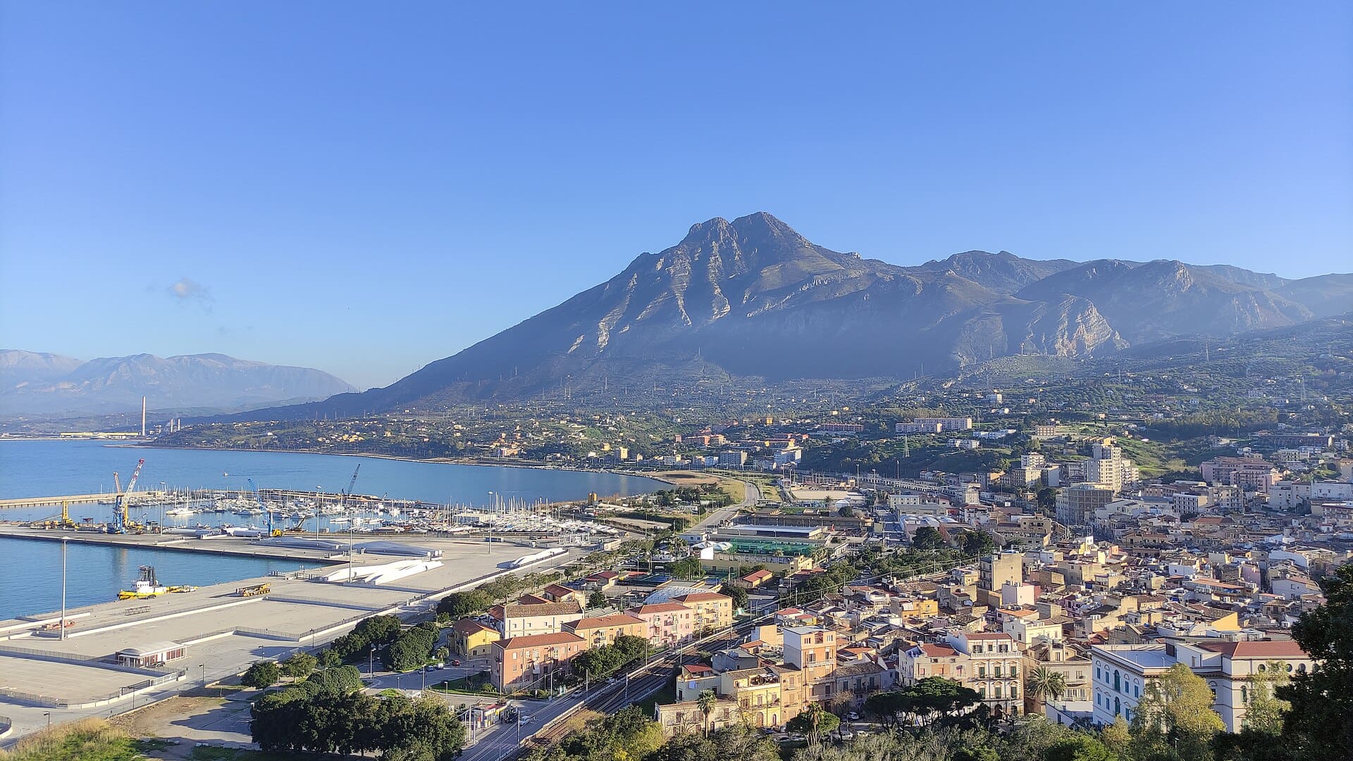 Panorama del porto, della parte bassa della città, del monte Eurako (San Calogero).