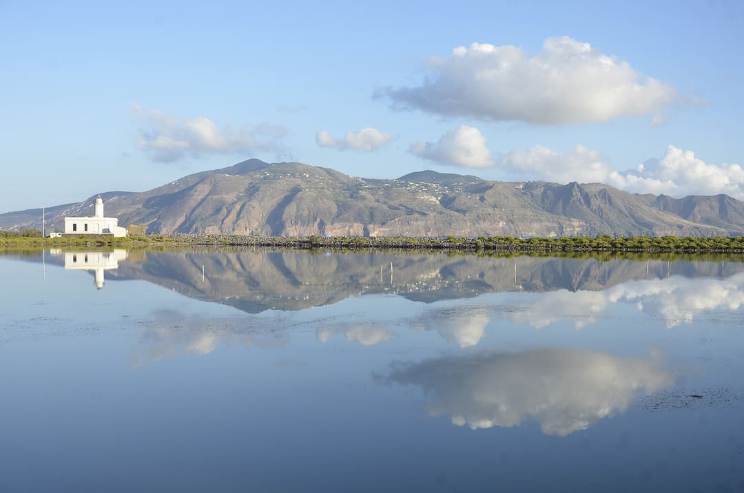 Isola di Lipari vista dalla Salina di Lingua