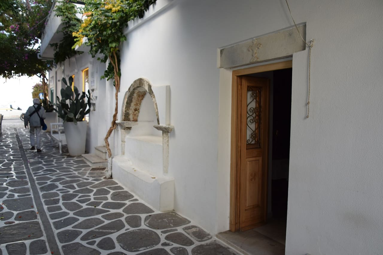 Vue des rues de Parikia, la ville principale de l'île de Paros, dans l'archipel des Cyclades en Grèce.